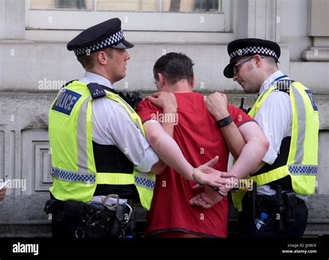 Police Handcuffing Arresting Handcuffs Banque De Photographies Et Dimages à Haute Résolution