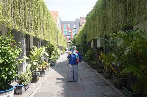 Surabaya (suroboyo) is locally believed to derive its name from the words suro (shark) and boyo (crocodile), two creatures which, in a local myth, fought each other in order to gain the title of the strongest and most powerful animal in the area. Wisata Gratis Explore Surabaya dengan Bus Surabaya ...