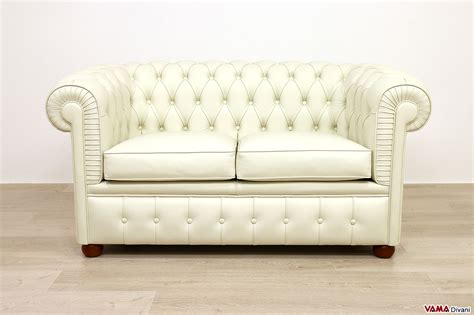Scegliere il divano per piccoli spazi, miniappartamenti e monolocali. PRONTA CONSEGNA | Piccolo divano Chesterfield - VAMA Divani