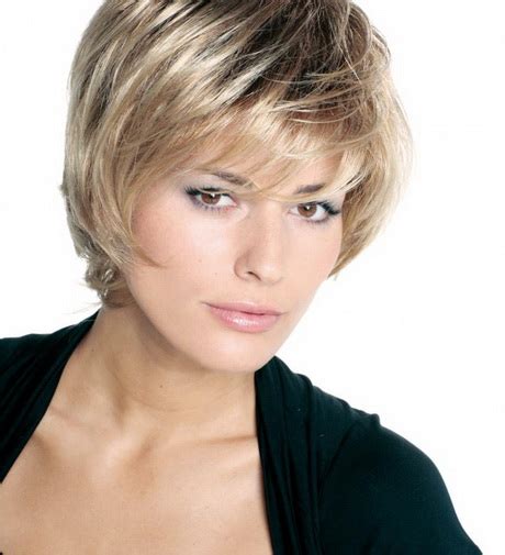 Modèle de coupe courte femme cheveux fins