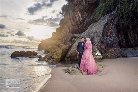 pre wedding photographer jogja indonesia foto prewedding di pantai yogyakarta di pantai