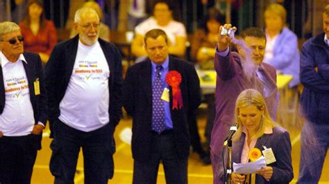 Hartlepool By Election Purple Powder And Angry Dogs In 2004 Vote Bbc