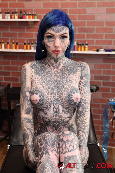 Heavily Tattooed Girl Amber Luke Poses Naked In A Tattoo Shop HD Porn Pictures