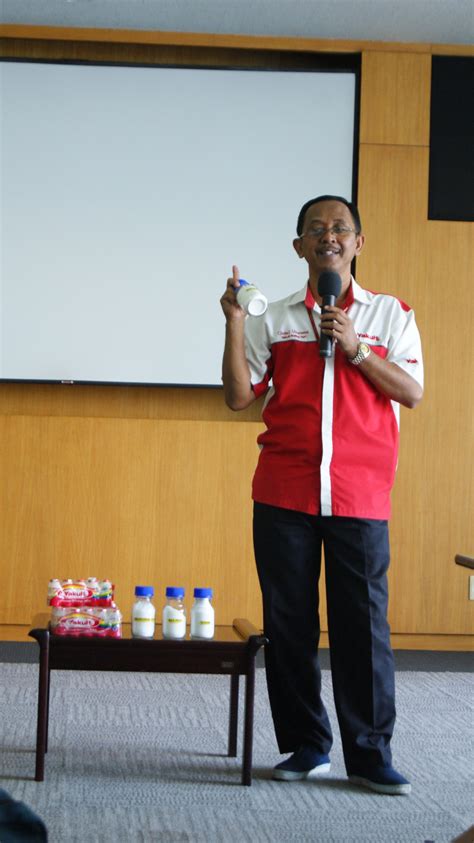 Pt yakult indonesia persada adalah perusahaan manufaktur serta distribusi produk minuman susu berfermentasi (probiotik) dengan merk pt yakult indonesia persada memiliki fasilitas produksi / pabrik di beberapa lokasi di indonesia salah satunya mojokerto tepatnya di kawasan industri ngoro. Kunjungan Industry ke pabrik PT. Yakult Indonesia Persada - Department of Food Technology