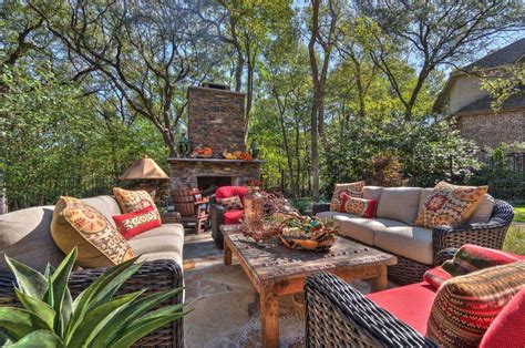 25 Fall Inspired Outdoor Living Spaces That Are Ultra Cozy