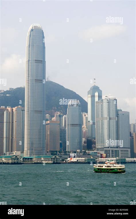 Hong Kong Skyline Ifc Tower Und Star Ferry Stockfotografie Alamy