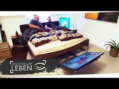 Experten sagen, dass wir etwa 1/3 unseres tages mit dem schlafen bzw. Einfach und günstig selber bauen: DIY Fernseher unterm Bett | Abenteuer Leben | kabel eins ...