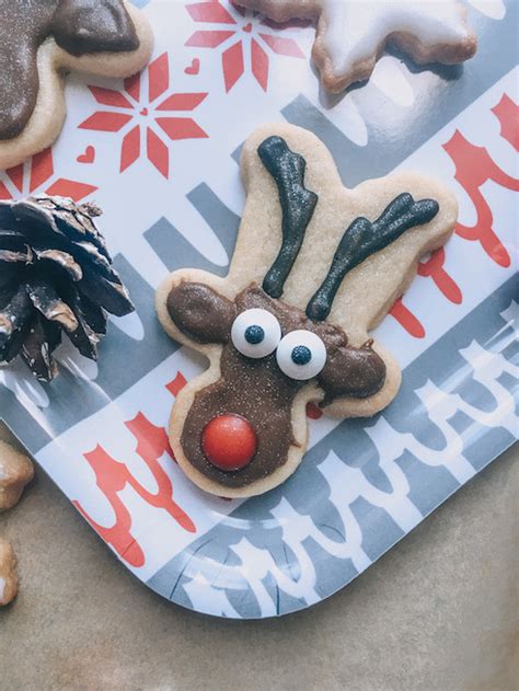 Gingerbread men can be more versatile than you think. How to decorate Christmas biscuits: Reindeers!