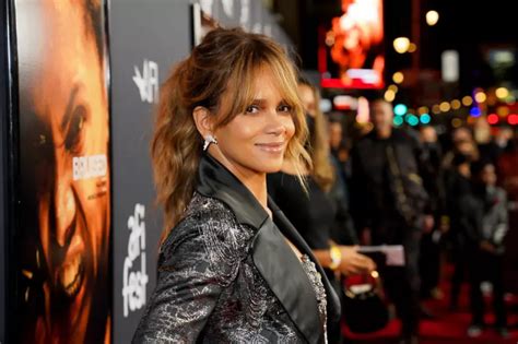 Halle Berry Breaks The Internet By Showing Off Her Bra And Paոties In A See Through Dress