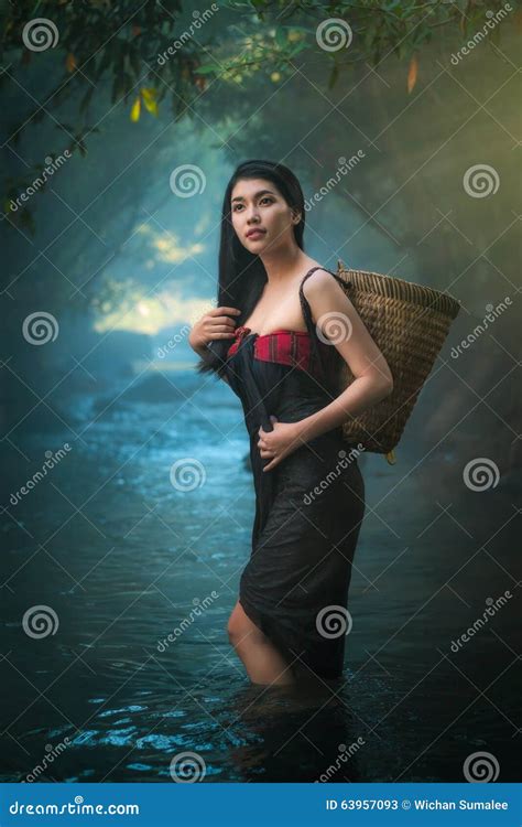 Sexy Aziatische Vrouwen Die Zich In Kreek Bevinden Stock Afbeelding Image Of Vrolijk Magisch
