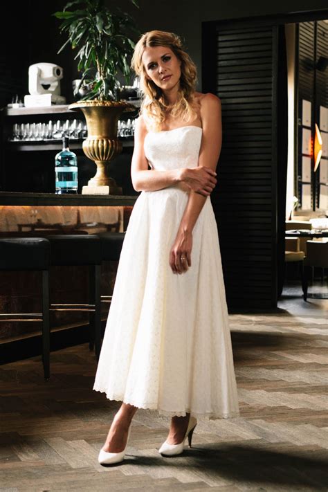 Nicht selten landen sie schon mit dem ersten kleid bei ihren kundinnen einen volltreffer. Brautkleid 7/8 Länge mit Lochstickerei - modern besonders