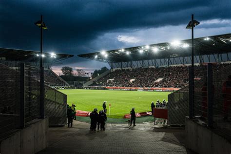 Bislang zeigten die gastgeber sensationelle vorstellungen und schlugen fortuna düsseldorf, arminia bielefeld und bayer leverkusen. Rot-Weiss Essen - Stadionfotos, Mannschaftsfotos ...
