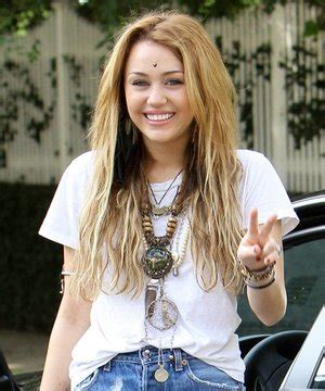 G Co Miley Cyrus Sorride Ai Paparazzi E Fa Beneficenza Con Lo Stilista Marc
