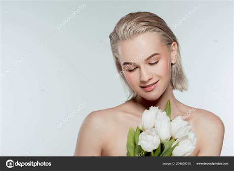 Retrato Chica Desnuda Feliz Posando Con Flores Tulipán Aislado Gris Foto de stock gratis