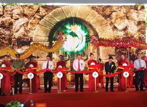 Ông yêu cầu tp hcm kêu gọi các chức sắc tôn giáo vận động tín đồ chấp hành quy định và chung tay phòng phòng chống dịch. Phó Thủ tướng Trương Hòa Bình dự Lễ khánh thành nhiều dự ...