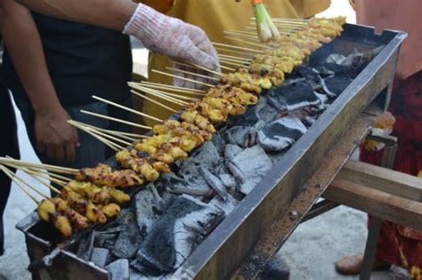 Want to make a raya feast? Tempahan Katering Satay Masak / Bakar & Mentah + Kuah ...