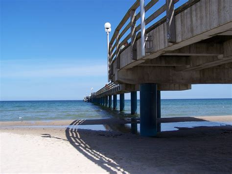 Die livecam steht direkt an der strandpromenade auf dem dach des hotel am meer. Seebrücke Binz / Rügen Foto & Bild | landschaft, meer ...
