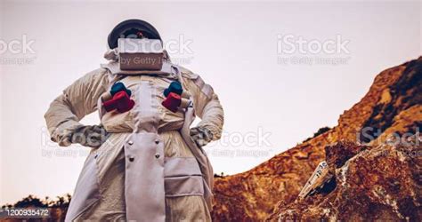 Astronot Menjelajahi Di Mars Sendirian Foto Stok Unduh Gambar
