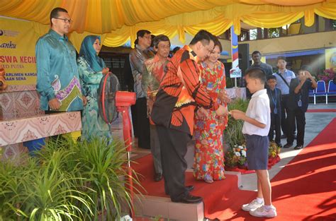 Ia selepas 9 adun yang pada mulanya memboikot istiadat pelantikan datuk seri azlan man sebagai menteri besar, kini menyatakan sokongan malah. AKTIVITI MENTERI BESAR PERLIS: MENTERI BESAR HADIR DI ...