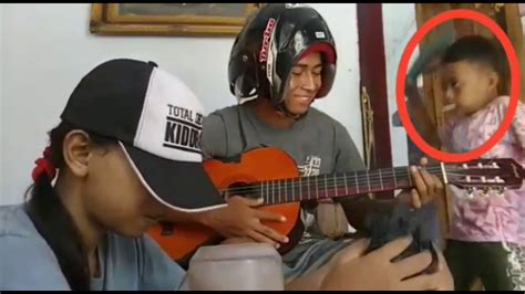 Bocah Bikin Ngakak Pukul Helm Pake Sendal Cover Lagu Starla Youtube