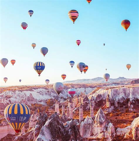 Film d'un petit voyage en montgolfière au dessus des cheminées de fée dans les vallées de la cappadoce en turquie. Bellissime foto dei paesaggi surreali della Cappadocia ...