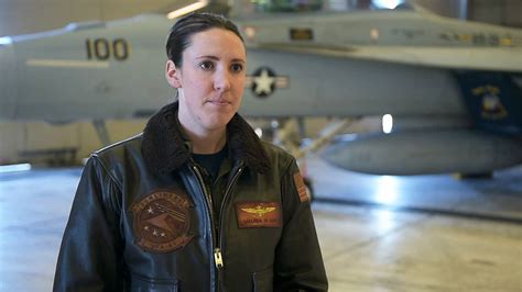 Meet Lt Amanda “stalin” Lee First Woman Blue Angels Jet Demo Pilot