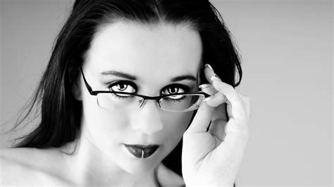 hintergrundbilder gesicht weiß schwarz frau einfarbig modell porträt brünette brille