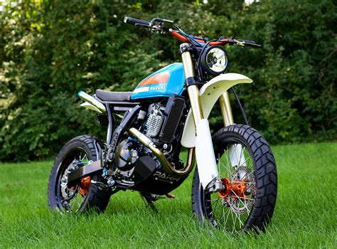 Your complete guide to scrambler motorcycles, from retro desert sleds to 21st century specials. Retro-Scrambler: Suzuki DR650 by Parr Motorcycles - BikeBound