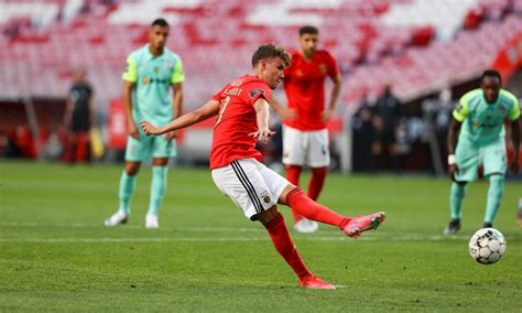 Sport lisboa e benfica comc mhih om, commonly known as benfica, is a professional football club based in lisbon, portugal, that competes in the primeira liga, the top flight of portuguese football. Benfica Marítimo Liga NOS Futebol Crónica - SL Benfica