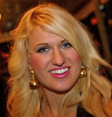 Ze was toen nog een redelijk ordinair meisje en niet veel later stond ze dan ook met twee nietjes in haar buik in de playboy. Britt Dekker 24-02-1992 Nederlandse presentatrice en ...