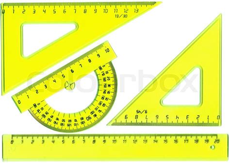 Ein lineal ist ein hilfsmittel zum zeichnen von geraden, insbesondere gerader linien (strecken), sowie zur messung von streckenlängen (im bild von 1 mm bis 300 mm). Lineal , Winkelmesser, Dreieck isoliert | Stockfoto ...