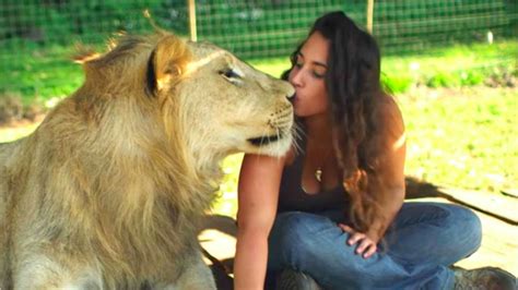 自分が怪我をしても孤児のライオンを助けた女性。7年後に森で再会して、ライオンの行動に衝撃と感動が Youtube