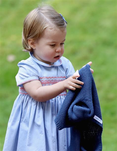 Vorsichtig hält prinzessin charlotte einen admiralfalter in den händen und begutachtet ihn. Princess Charlotte - Princess Charlotte Photos - 2016 ...