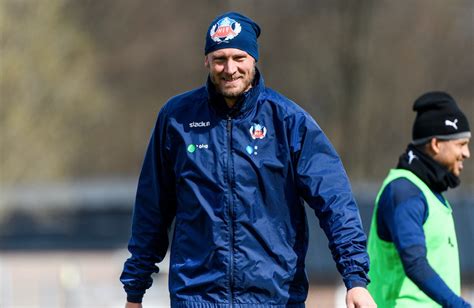 Jun 14, 2021 · 36 år gamle andreas granqvist er med nok en gang, tross spill i superettan med helsingborg, mens spillere som mikael lustig, sebastian larsson, emil forsberg og marcus berg har nærmere 400. TV: Så laddar Andreas Granqvist upp inför viktiga matcher ...