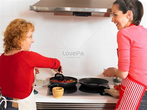 รูปแม่กับลูกสาวทำอาหารด้วยกัน Hd รูปภาพ25 29 ปี 50 54 ปี ลูกสาว ดาวน์โหลดฟรี Lovepik