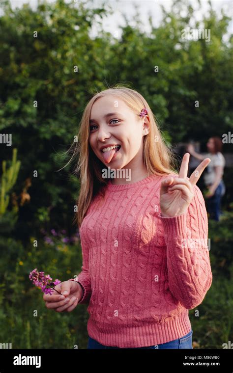 Mädchen Ihre Zunge Heraus Und Ein V Zeichen Stockfotografie Alamy