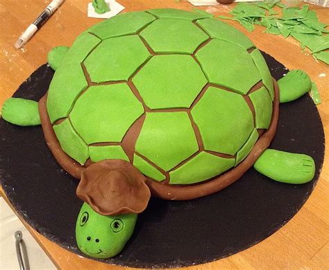 Die marzipanrohmasse wird mit der grünen lebensmittelfarbe… Schildkrötenkuchen (Rezept mit Bild) von Schildkroete574 ...