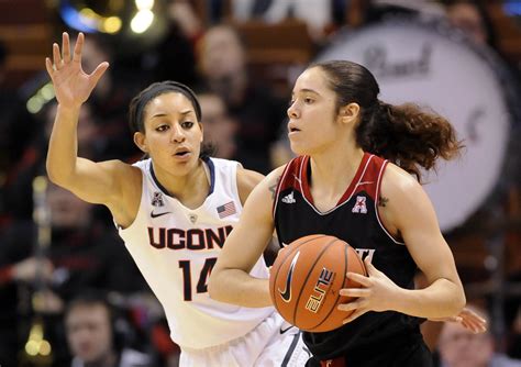 Huskies Get By Bearcats In Aac Tournament Hartford Courant