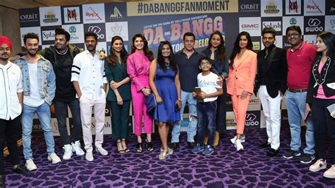 Salman Khan और Katrina Kaif के प्यारे Poses अपने Dabangg Tour Reloaded Team के साथ Dubai में