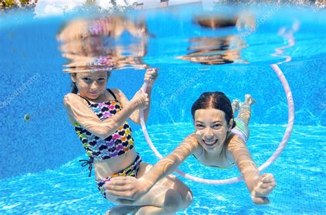 Niños Felices Nadan En La Piscina Bajo El Agua Niñas Nadando Jugando