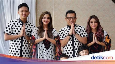 Beginilah potret kompaknya keluarga para artis rayakan lebaran memakai baju seragam. Foto: Adu Gaya Seragam Keluarga Artis di Lebaran 2018, Ashanty sampai KD - Foto 5