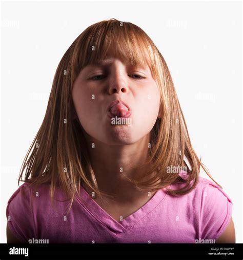 Junge Mädchen Zunge Heraus Stockfotografie Alamy