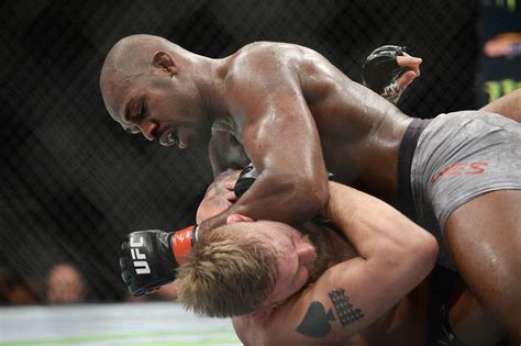 UFC 235: DraftKings Fantasy MMA Fighter Picks | DraftKings Playbook