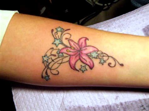 Potom opatrně sejmou a tetování je na světě! Tetování na zápěstí | Tetování galerie