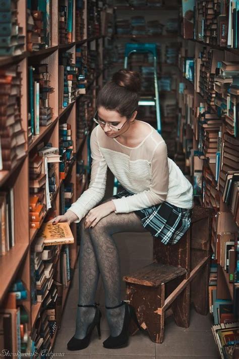 sesión de fotos en la biblioteca sexy librarian library girl fashion