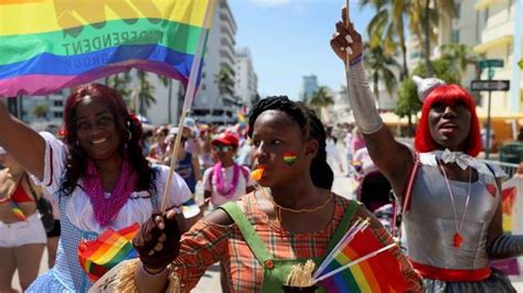 miles celebran el desfile del orgullo gay en miami beach n