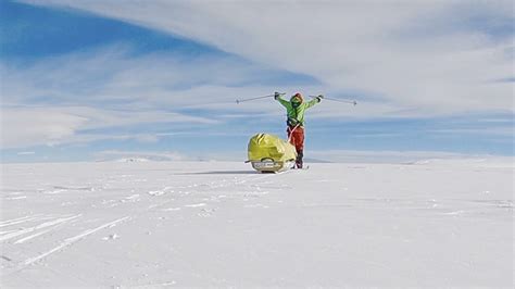 شاهد أول إنسان يعبر القطب الجنوبي سيرا على الأقدام وحيدا الرجل