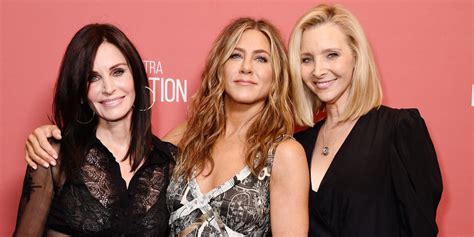 lisa kudrow opens up about ‘jarring experience of comparing herself to jennifer aniston