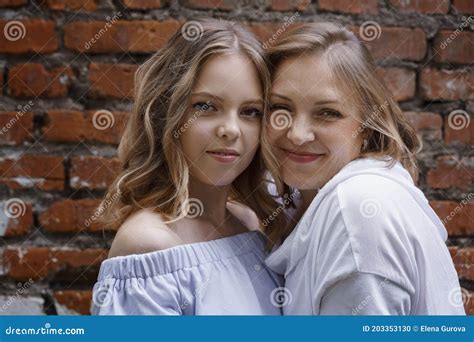 Retrato De Madre E Hija Adolescente Foto De Archivo Imagen De