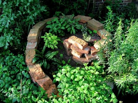 Kein aufbau verschiedener klimazonen möglich. Garten-anders: Eine simple Kräuterschnecke kann jeder!